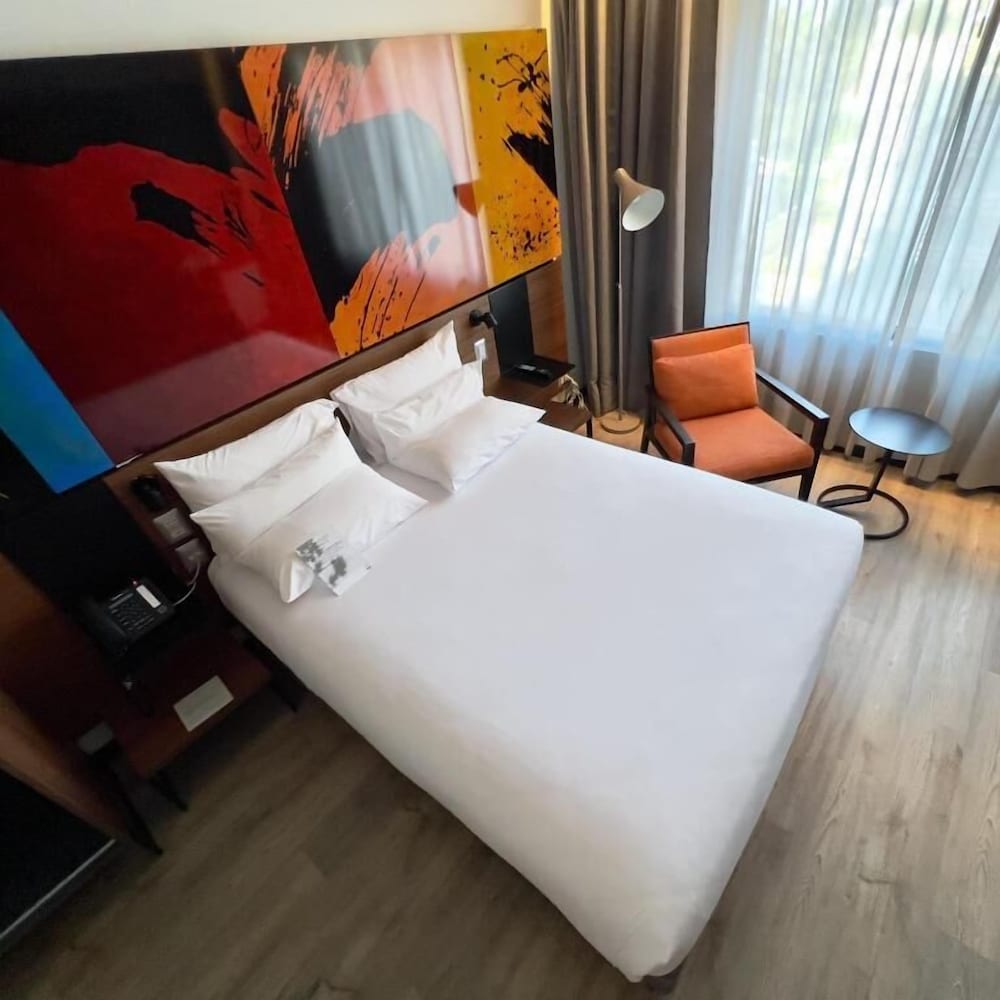 EXECUTIVE, QUEEN BED