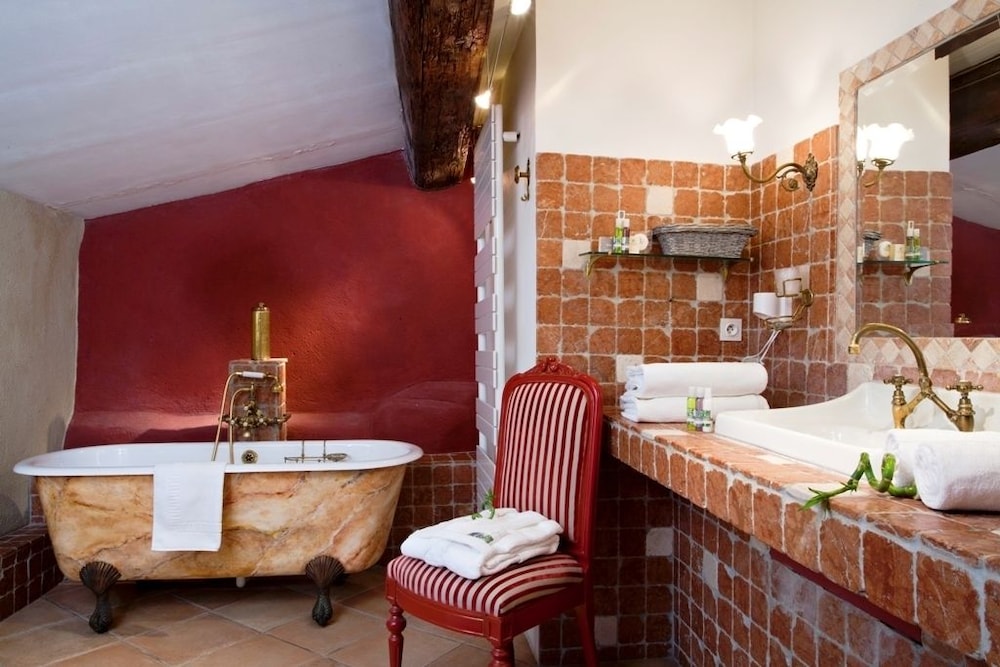 Hostellerie Le Castellas 44/46