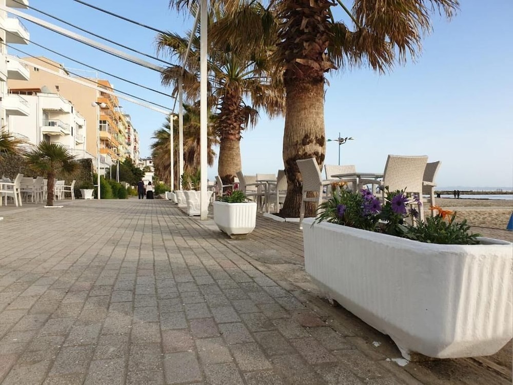 PERANDOR BEACH HOTEL 58/64