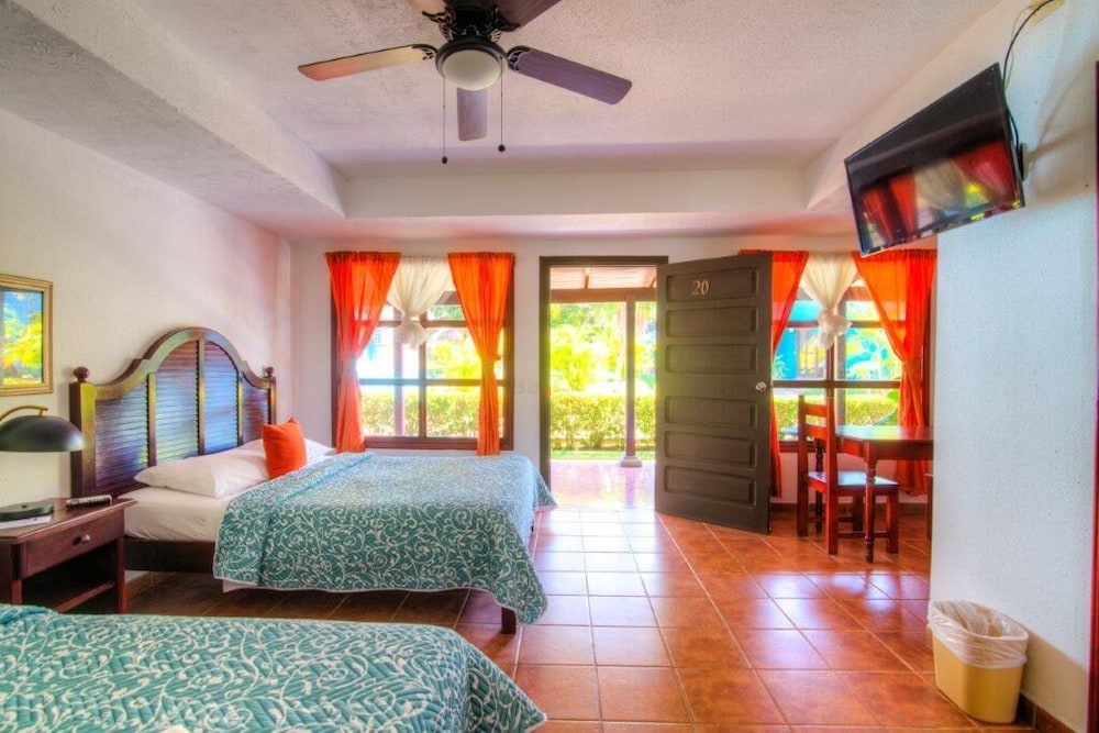 GARDEN, 2 QUEEN BEDS