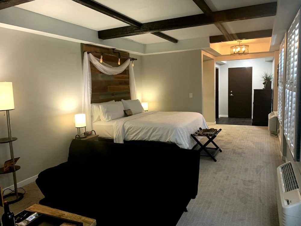 Cedar Stables Inn And Suites 8/17