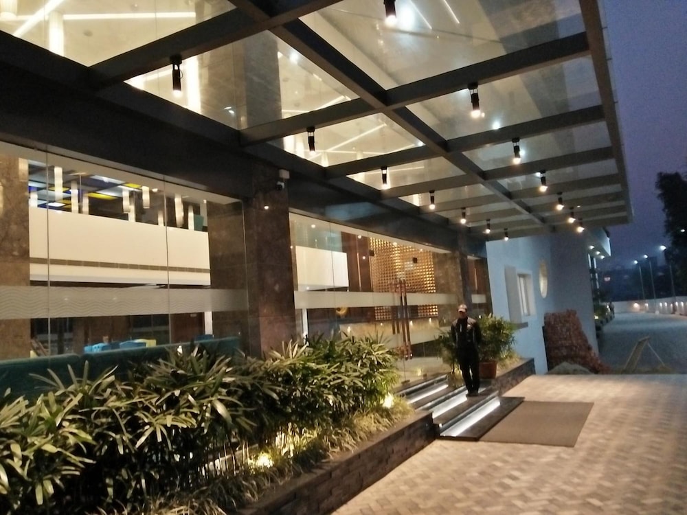 Hotel Saffron Crest 4/40