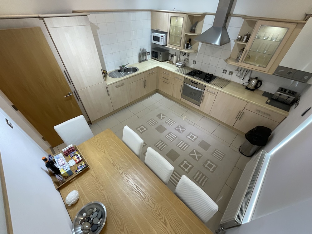Earle House Serviced Apartments 2/50