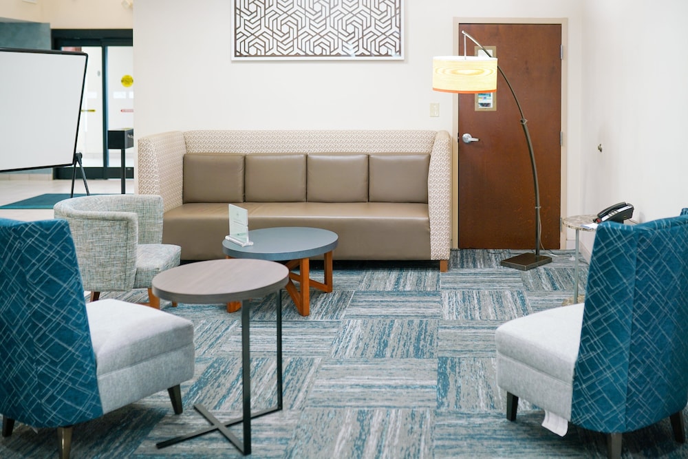 Holiday Inn Express & Suites Hope Mills Fayetteville Airport 31/37