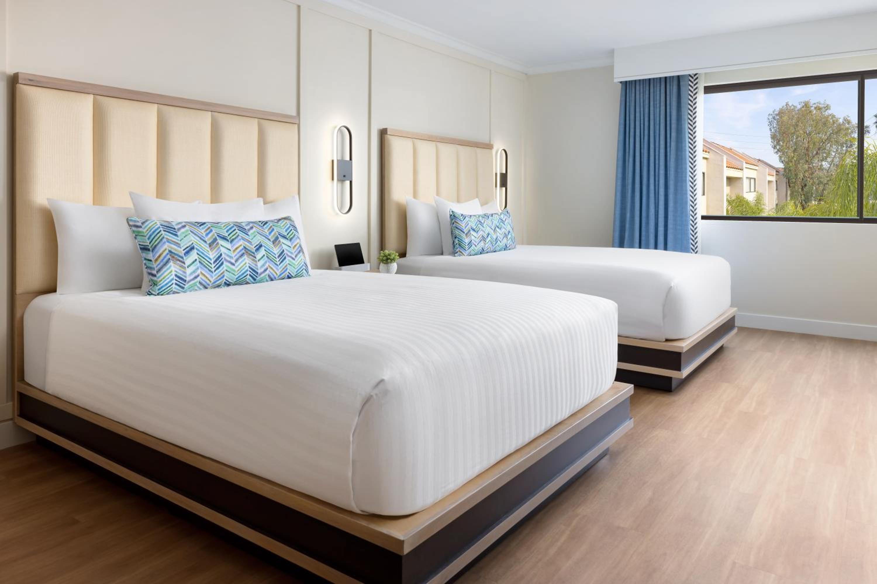 غرفة بريميوم بسريرين كوين بحوض استحمام لذوي الإعاقة، The Anza A Calabasas Hotel 2/5