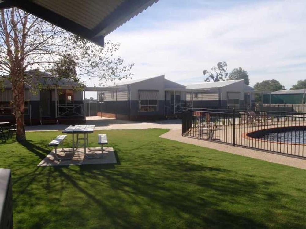 Ashleigh Court Motor Inn 43/53