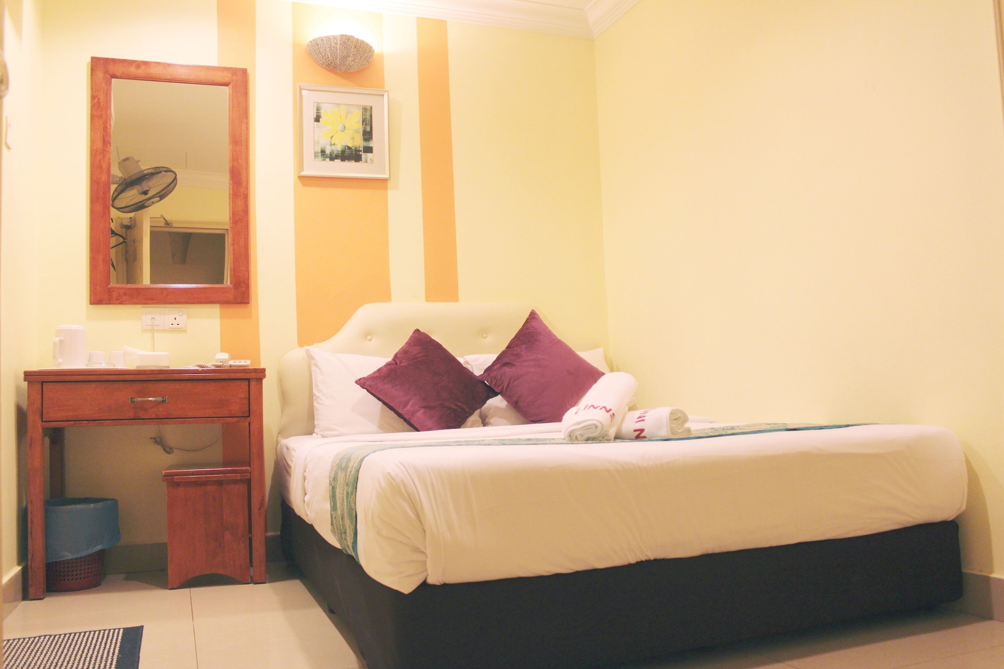 Deluxe, Queen Bed, No Window