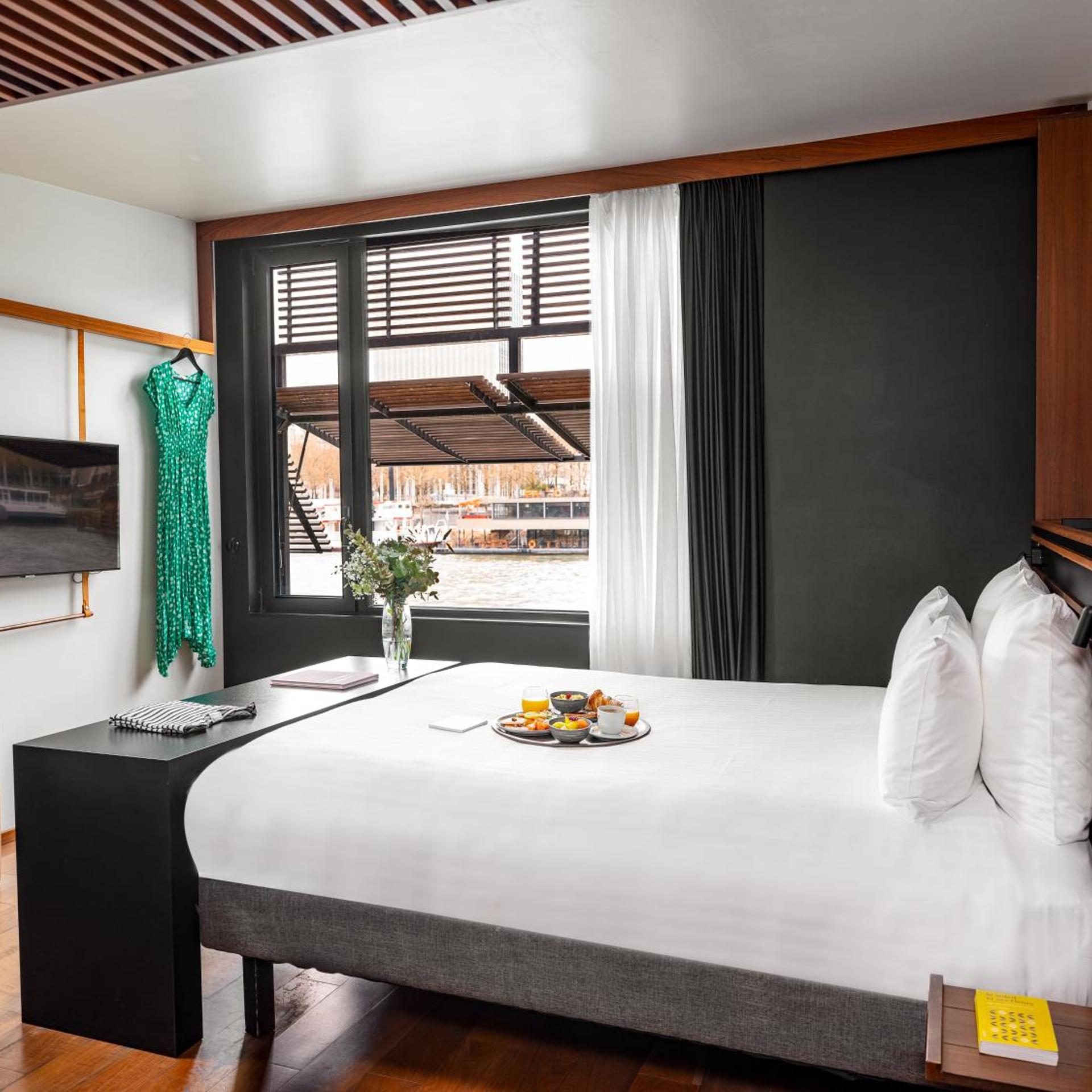 Horizon, Suite, River View