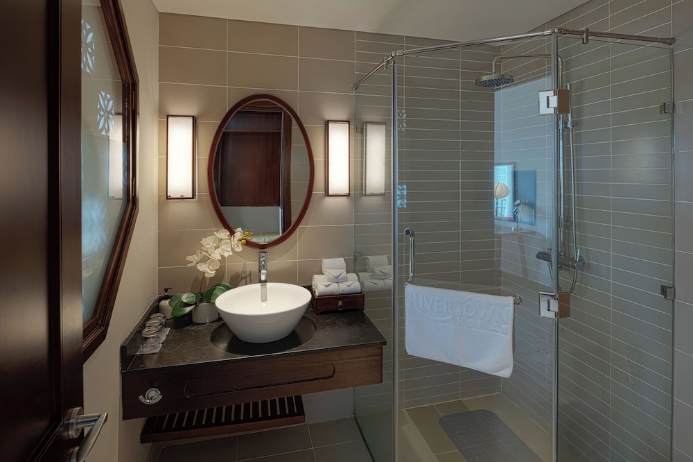 GRAND, TWIN BEDS, POOL AND RIVER VIEW