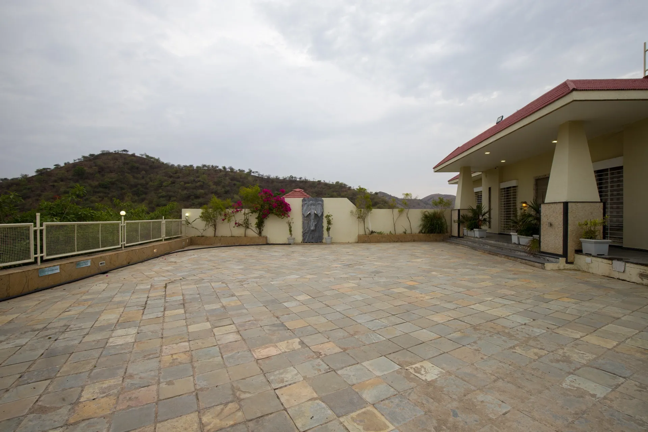 ELIVAAS Shourya Celesta 3 BHK with Pvt Pool 21/29