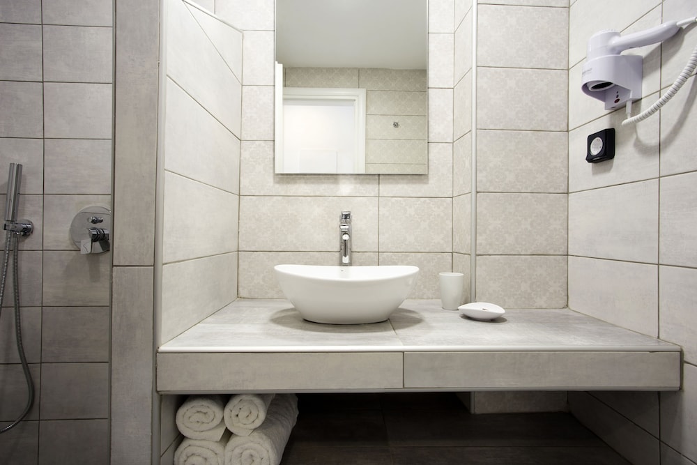 Alexandra Hotel 15/63