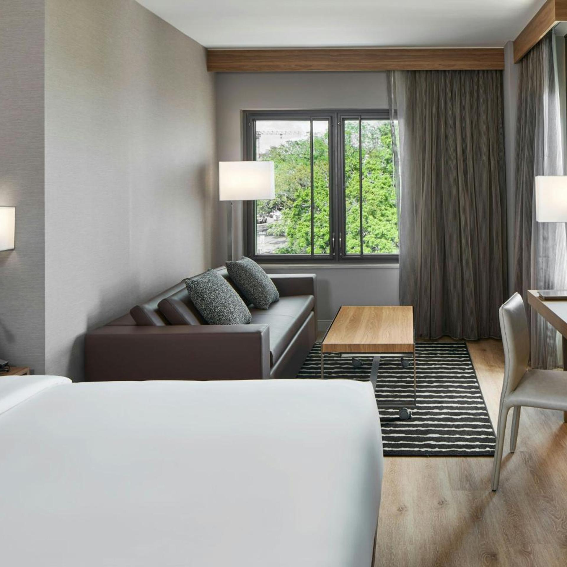 Deluxe, King Bed, Partial River View
