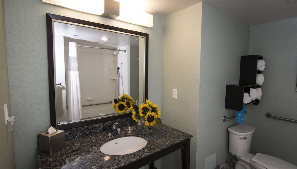 Hampton Inn and Suites by Hilton St Johns Airport 7/40