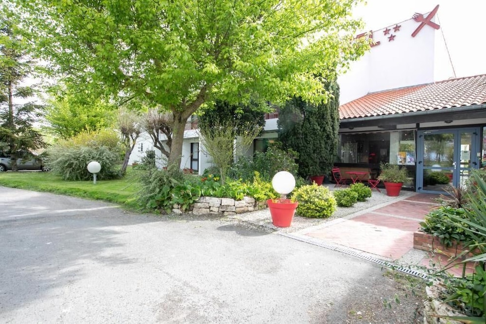 HOTEL LA BELLE POULE 37/44