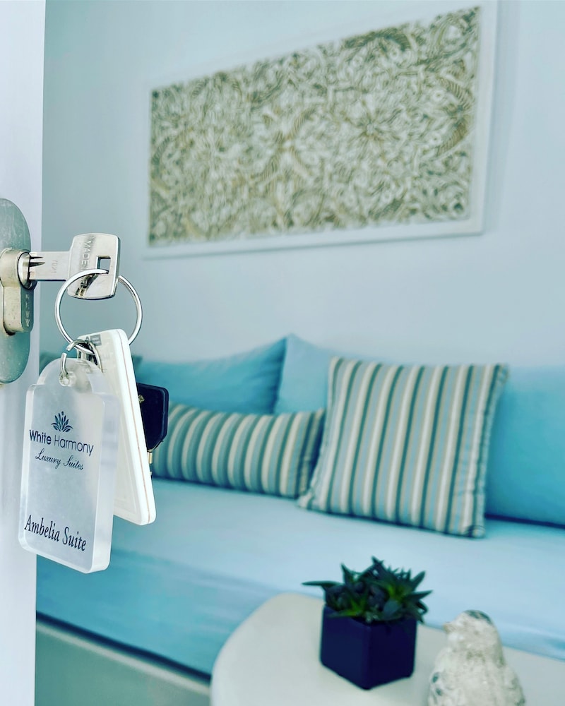 White Harmony Suites 52/69
