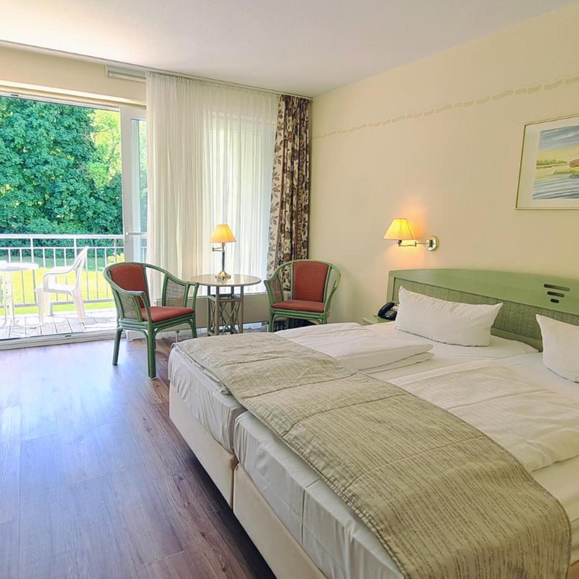 غرفة بسرير كينج بإطلالة على المتنزه، Schlosshotel & Orangerie Klink 2/2