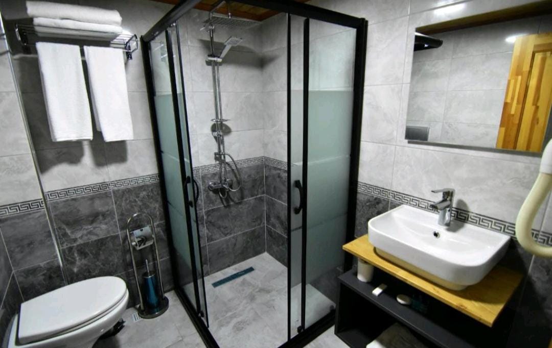 Sandal Hotel 44/45