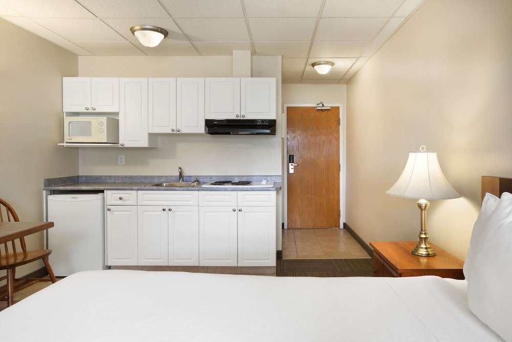 Days Inn By Wyndham Hinton 21/35
