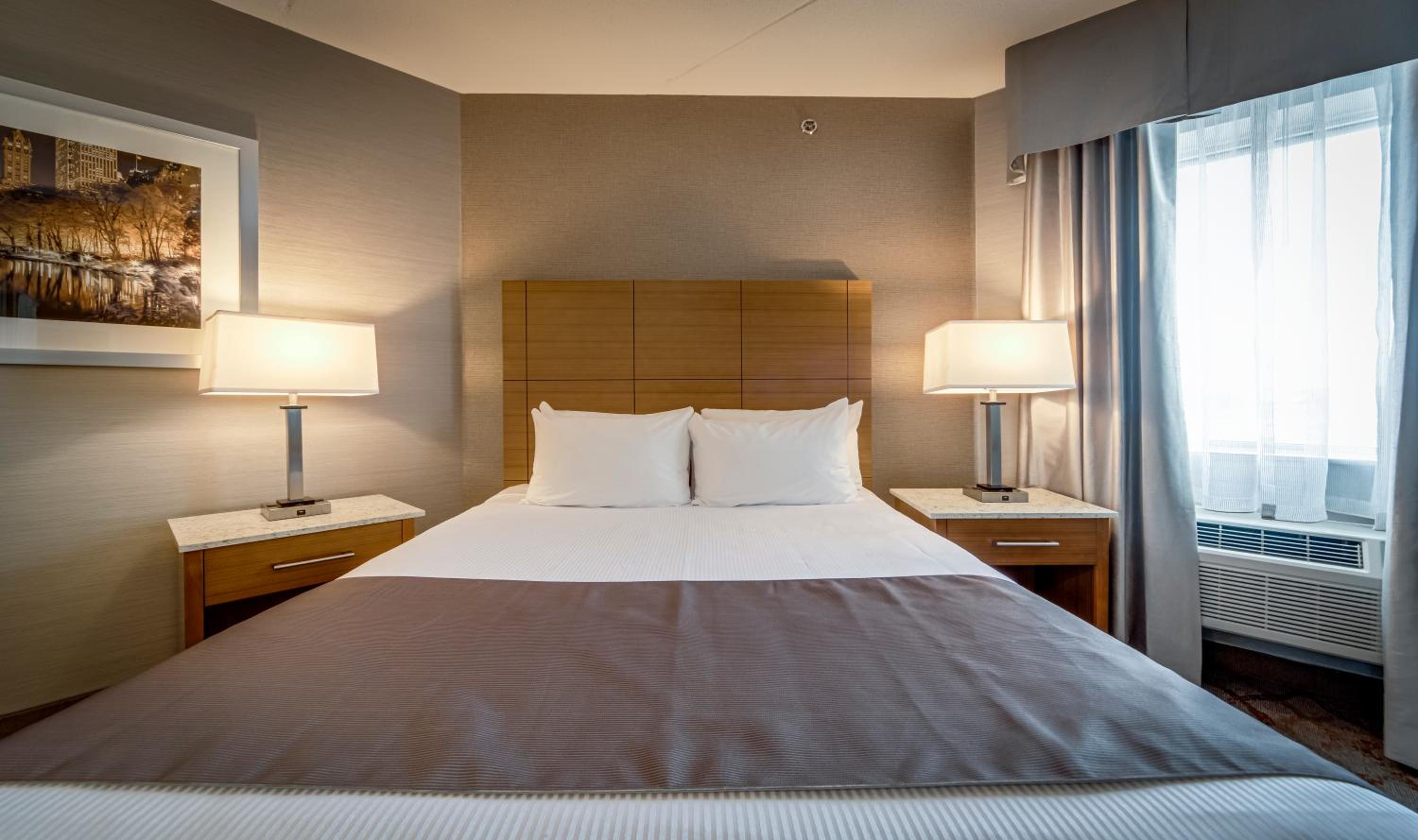 Deluxe, Suite, King Bed, Queen Bed, Living Area, Jetted Tub