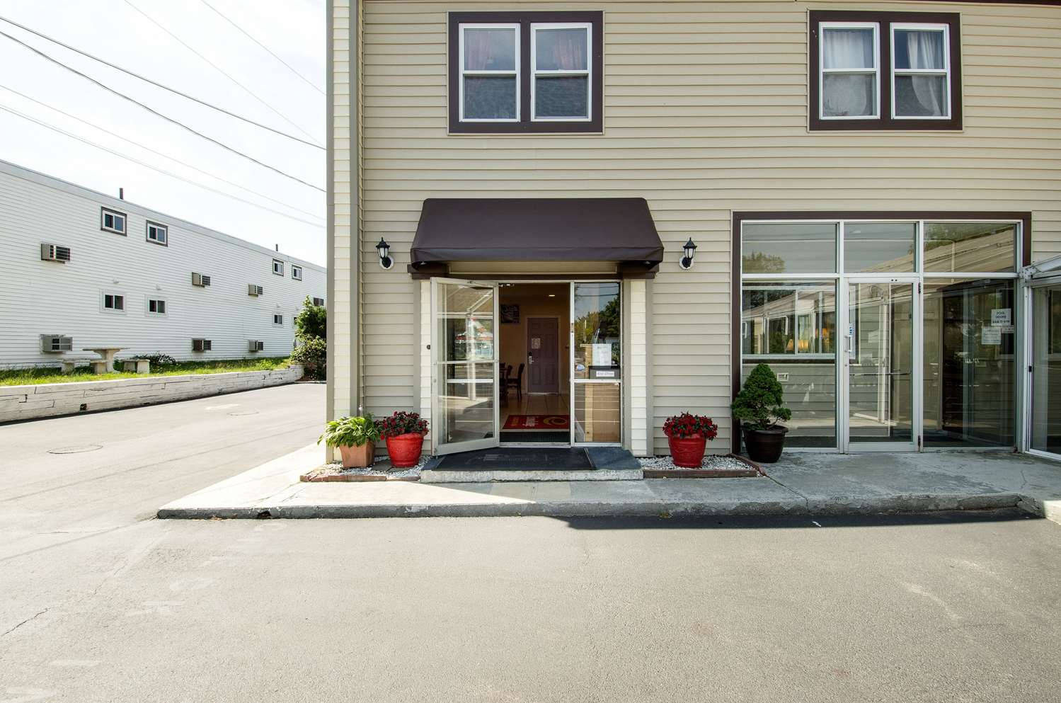 Econo Lodge West Yarmouth on Cape Cod 37/38