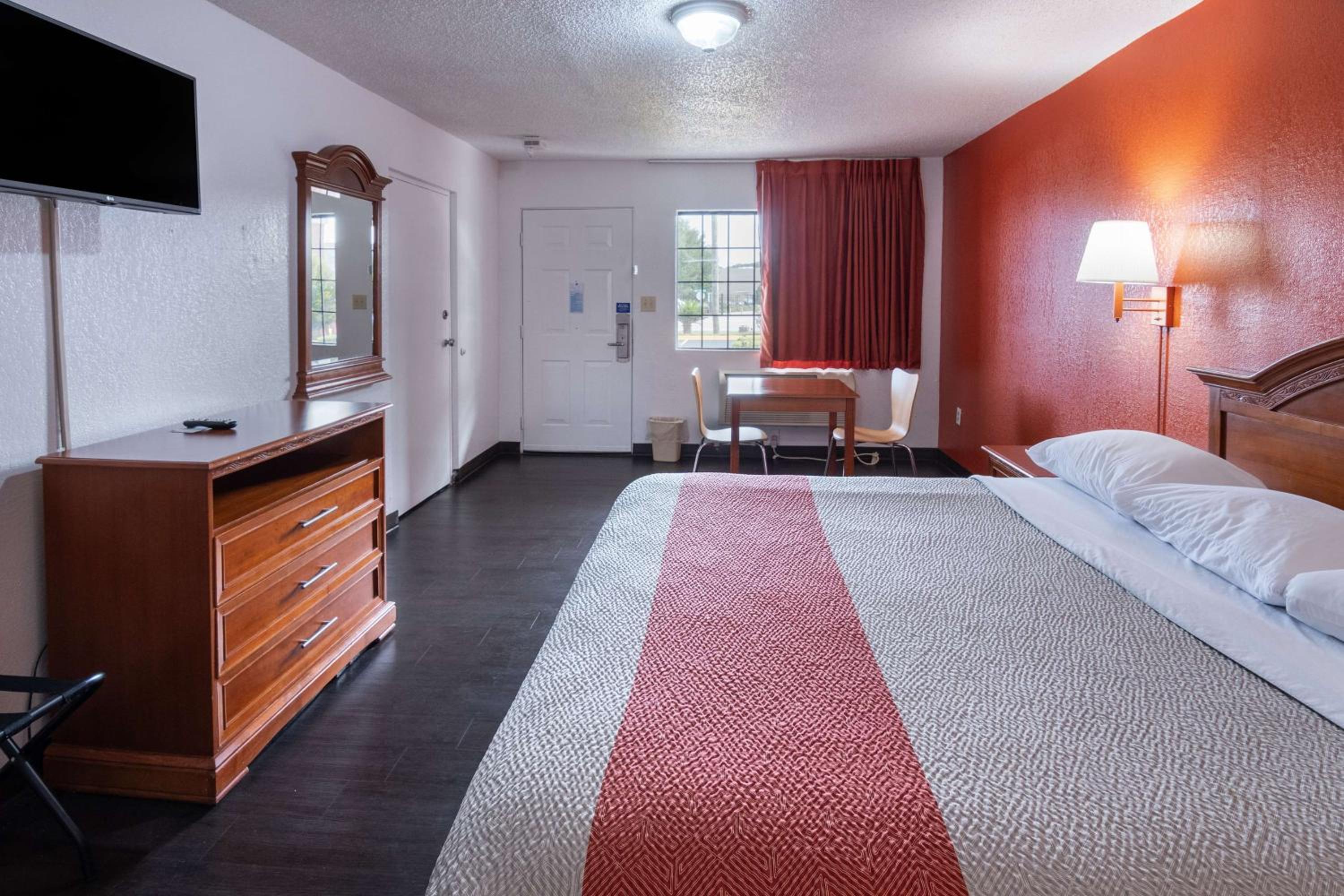 1 King Bed - Non-Smoking, Micfridge