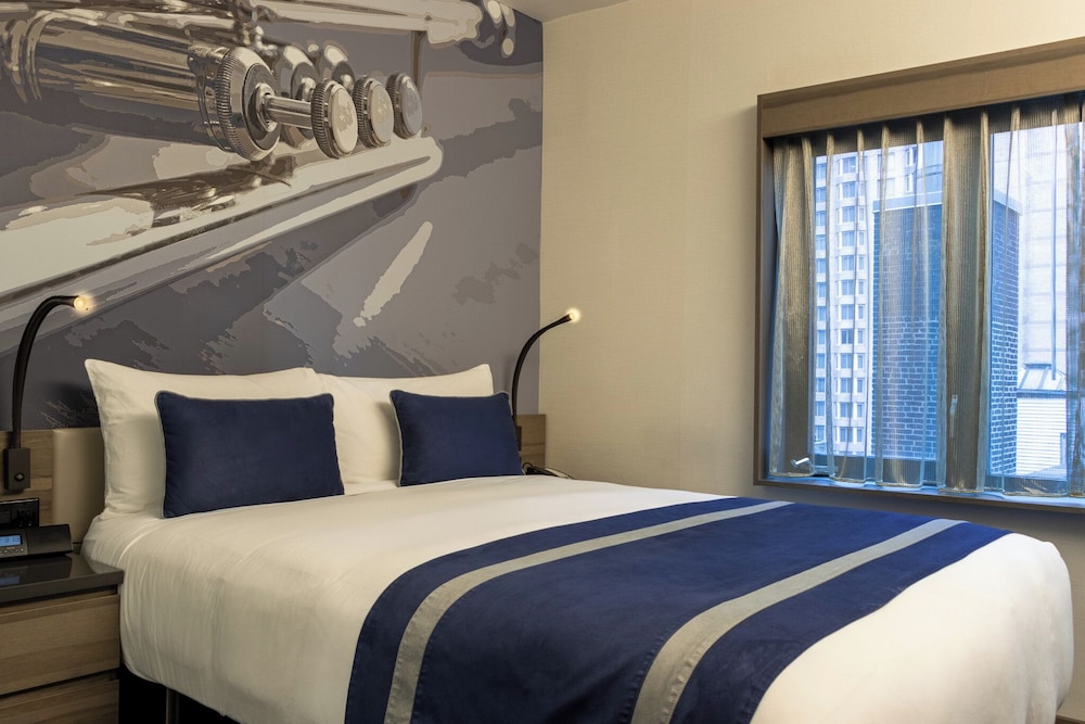 SUPERIOR, QUEEN BED