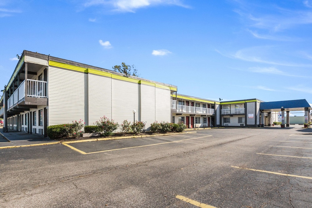 Econo Lodge Inn and Suites Terre Haute IN thumb 4