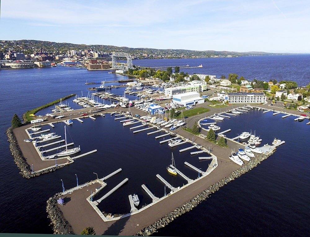 Park Point Marina Inn 70/72