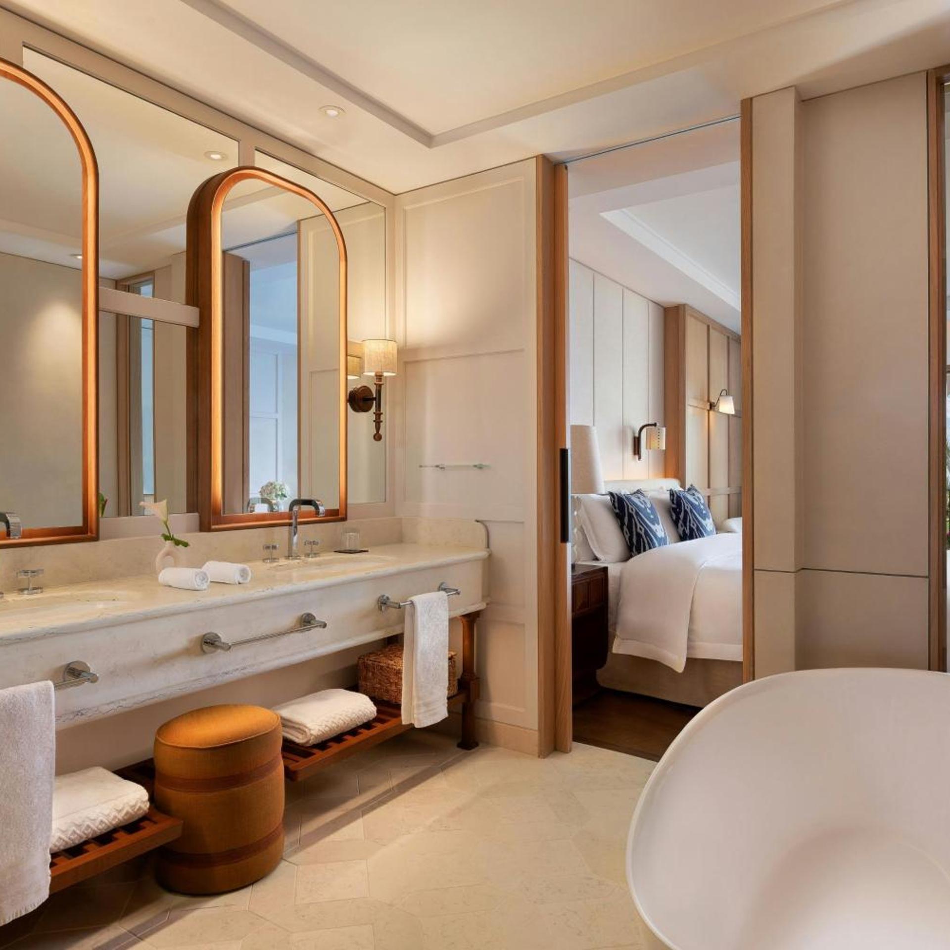 جناح غراند جونيور بسرير كينج بإطلالة على البحر، St Regis Mardavall Mallorca Resort 3/3
