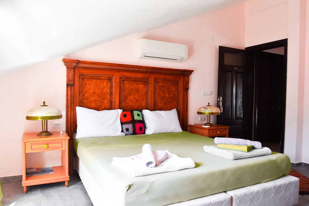 1 BEDROOM, LOFT, PARTIAL SEA VIEW