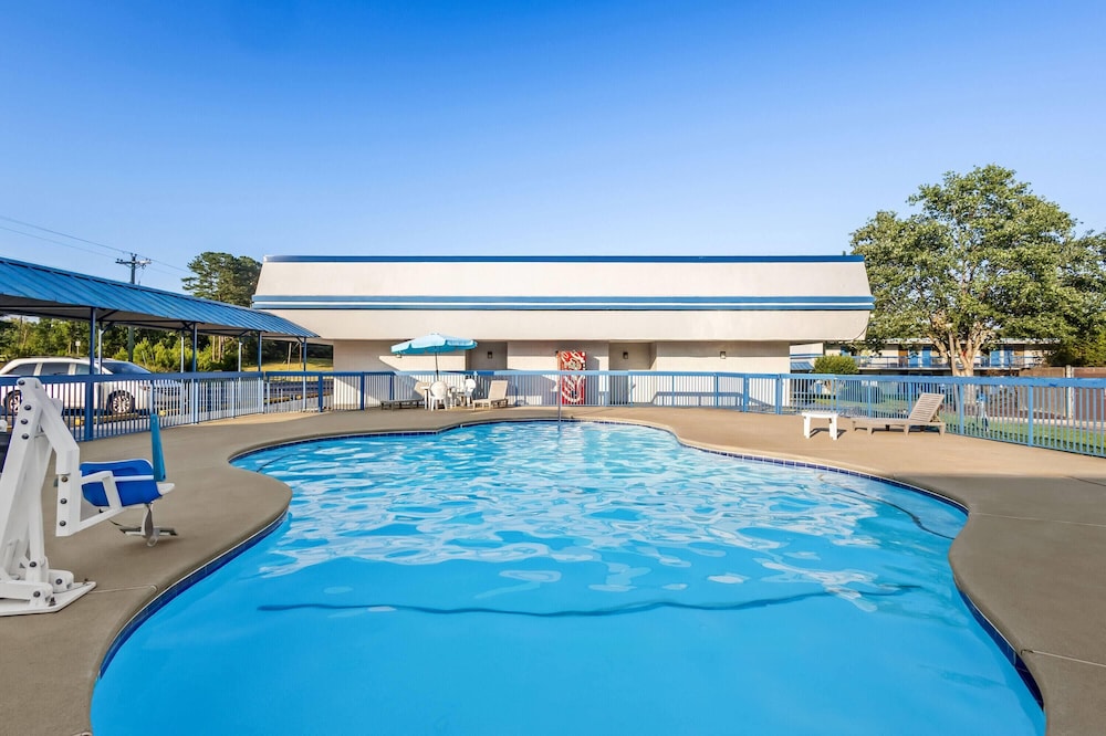Super 8 by Wyndham Commerce 38/45