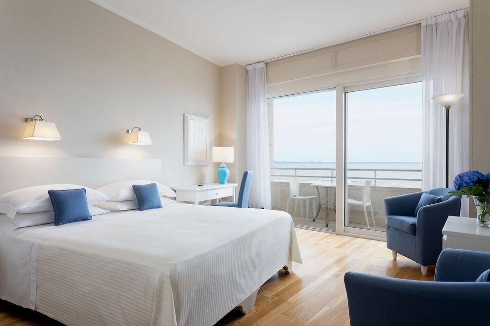 Sina Astor Hotel 24/80