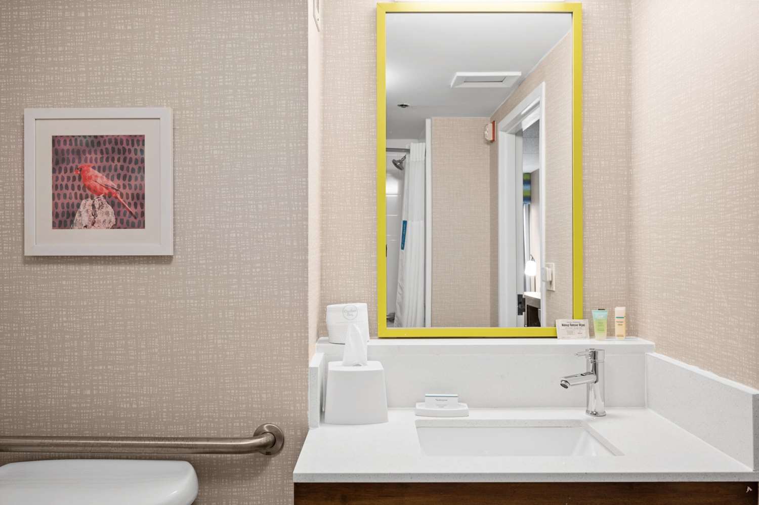 غرفة بسرير كوين بحوض استحمام لذوي الإعاقة، Hampton Inn Cleveland Westlake 2/2