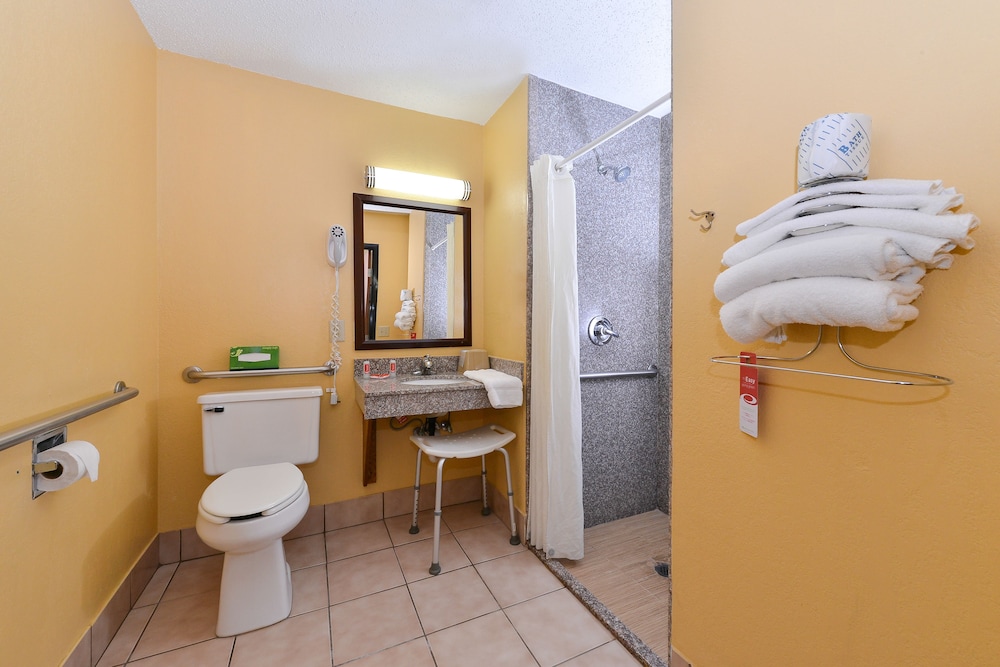 Econo Lodge Cartersville Emerson Lake Point 12/36