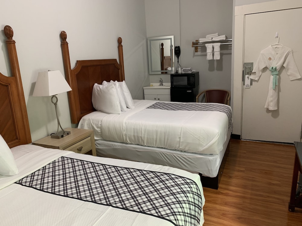 STANDARD, 2 DOUBLE BEDS, SHARED BATHROOM