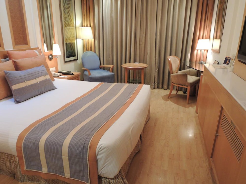 BASIC, DOUBLE BED, CITY VIEW