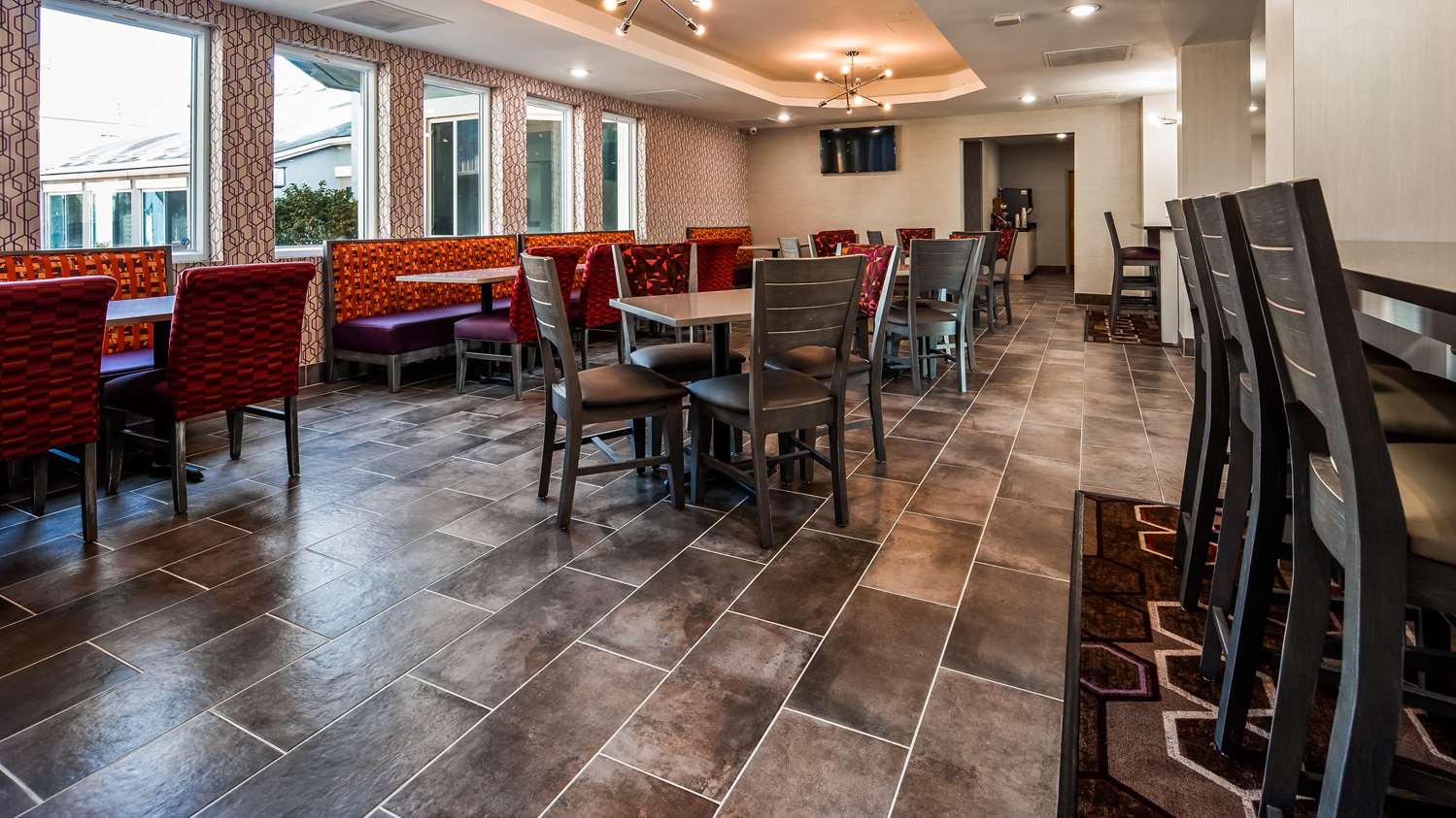 Orangewood Inn & Suites Kansas City Airport 29/37