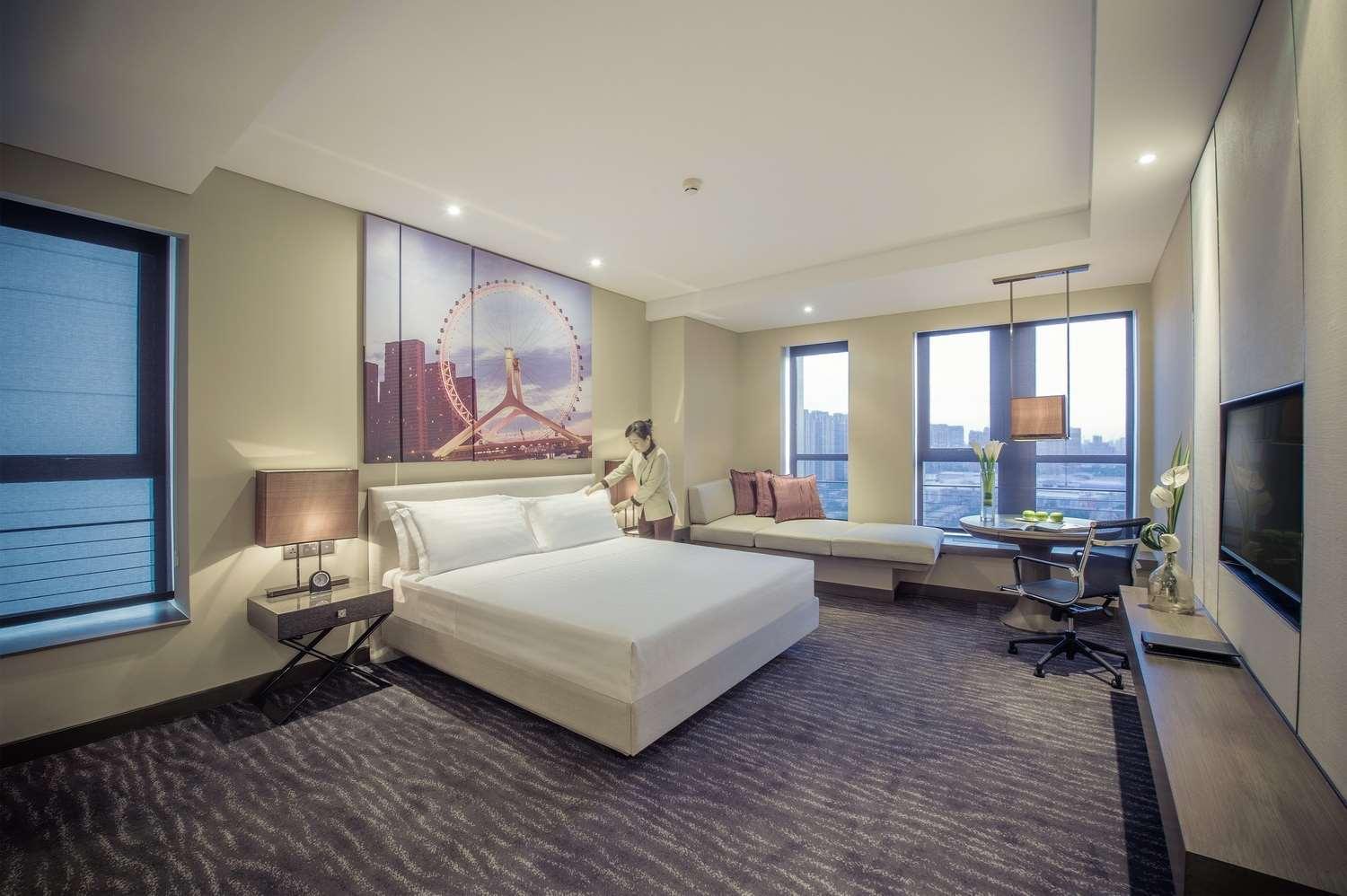 DELUXE, KING BED, CITY VIEW