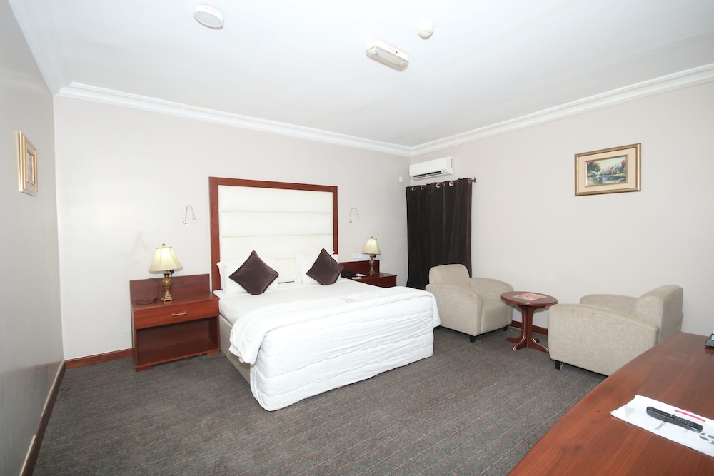 Denis Hotel 16/64