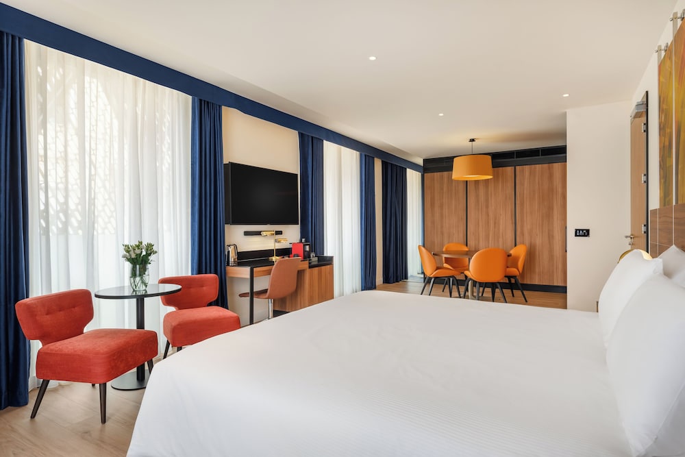 JUNIOR SUITE