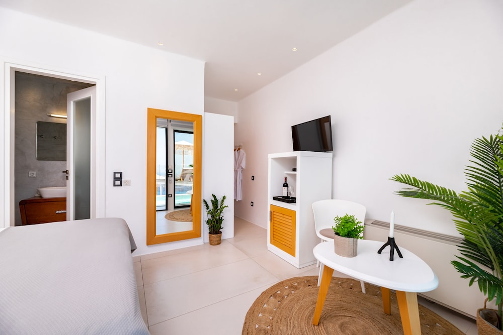 Day Dream Luxury Suites 63/81