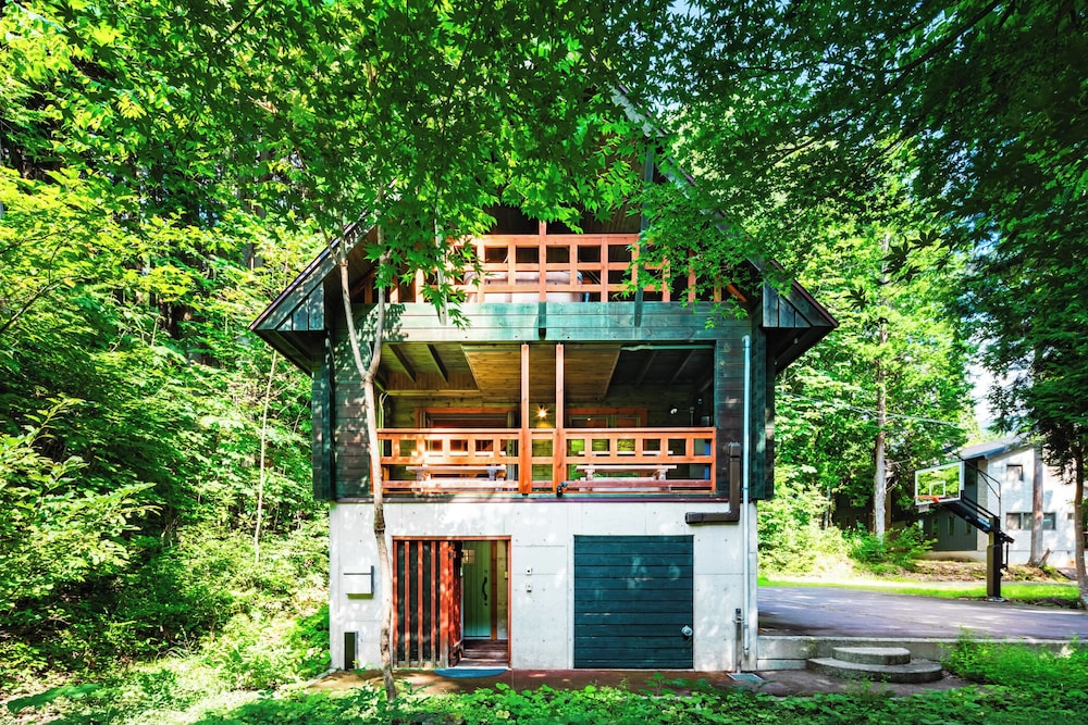 Phoenix Chalets 2/50