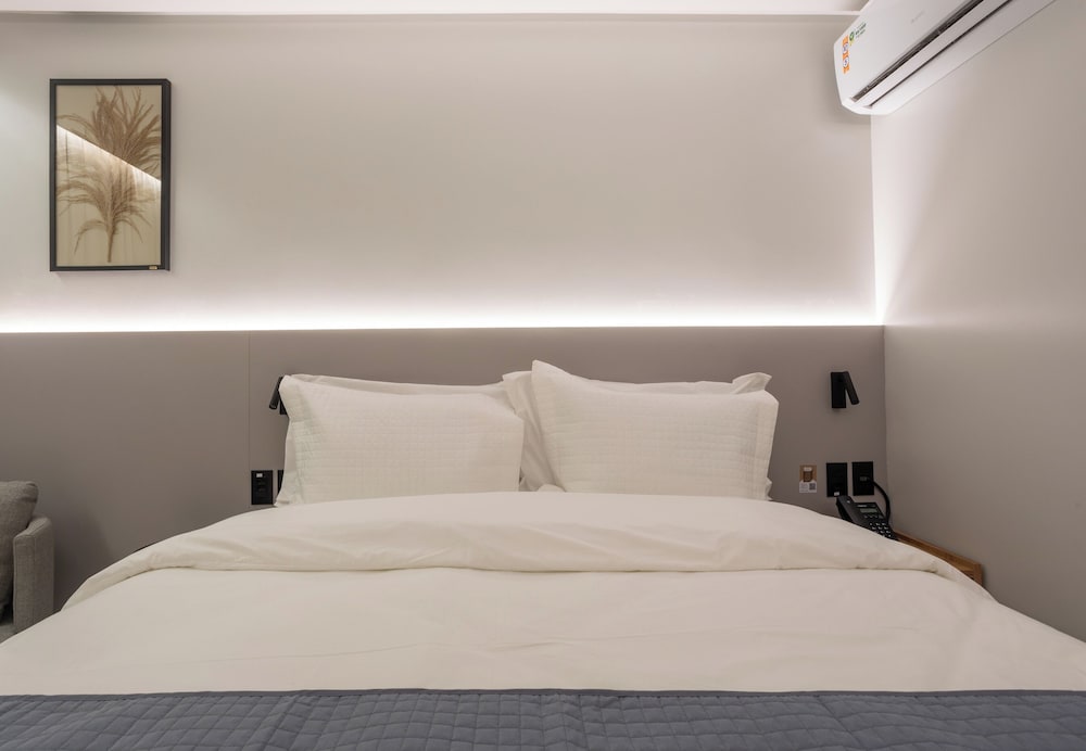 Superior, Queen Bed, Garden View