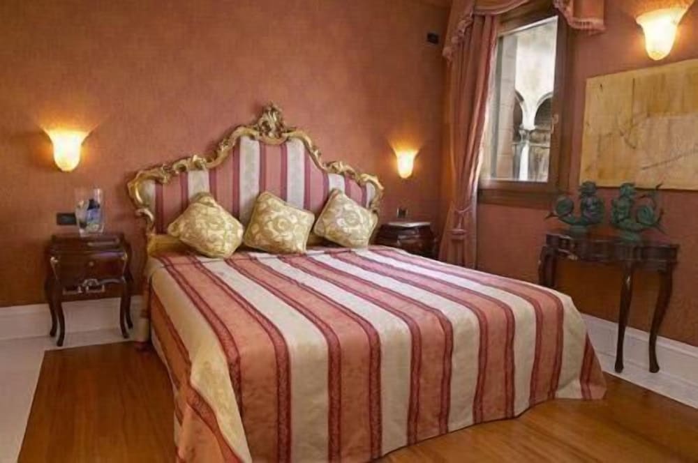 ROOM, SINGLE