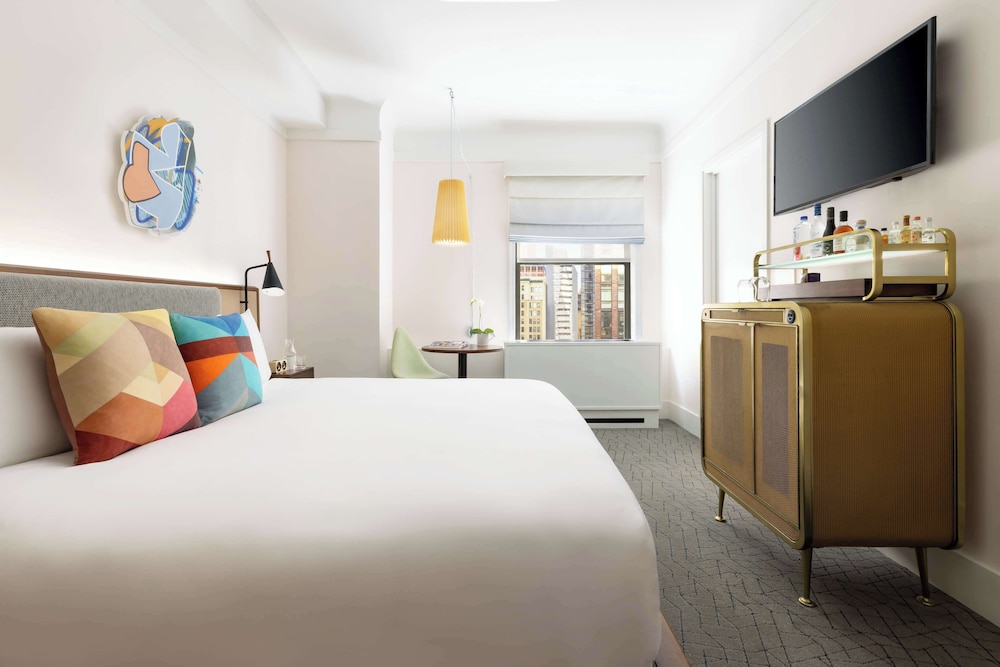 ROOM, KING BED