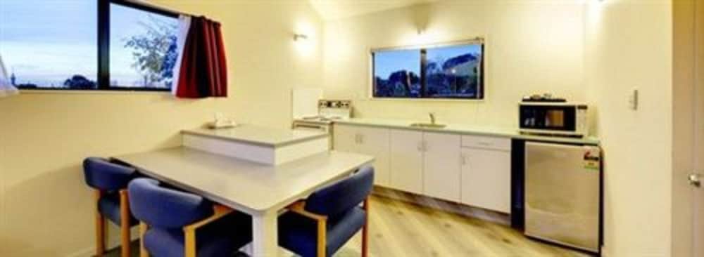 RAYLAND EPSOM MOTEL 21/36