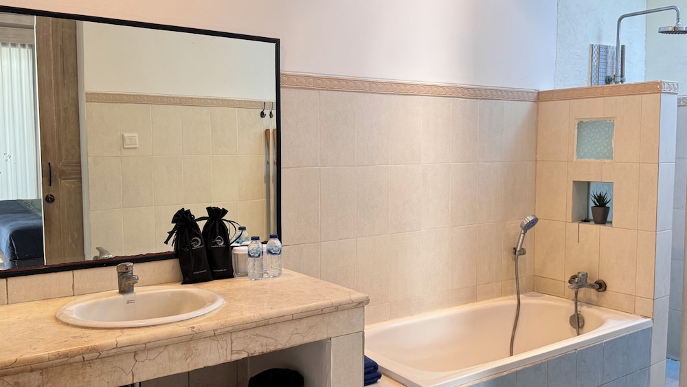 Artemis Villa And Hotel 45/46