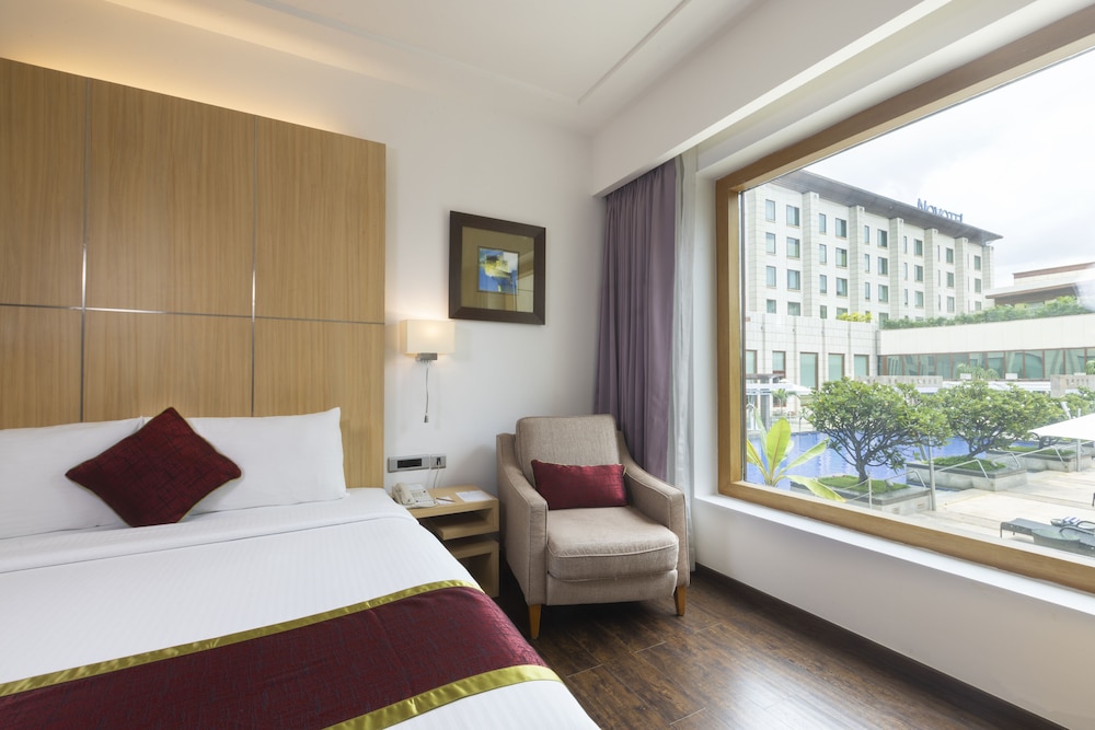 SUPERIOR, KING BED, POOL VIEW