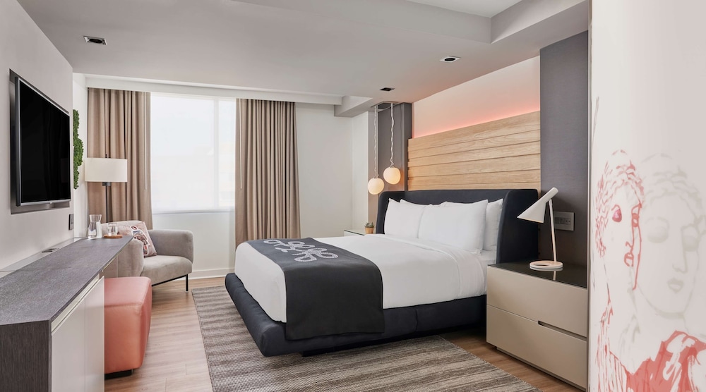 ZENA, KING BED, CITY VIEW