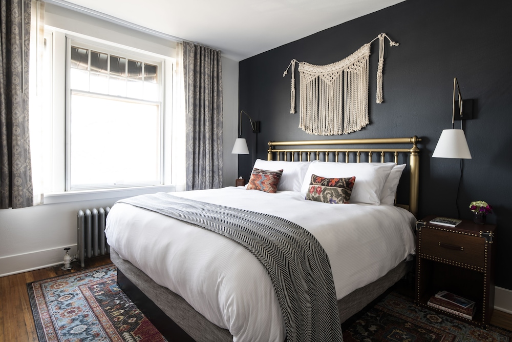 SUITE, KING BED, SOFA